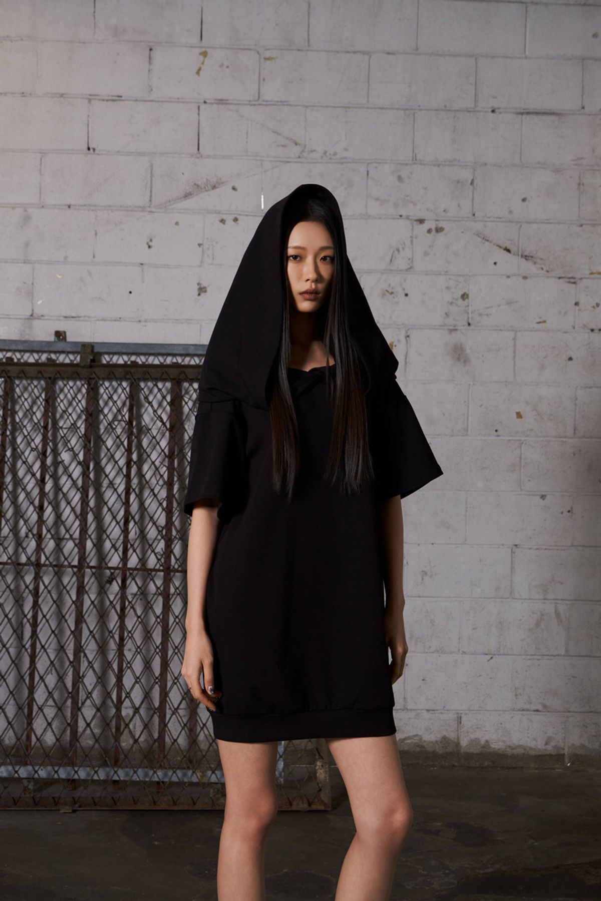 베이디피(VADEFY) 2WAY 빅후드 오프숄더 미니 원피스 - 블랙