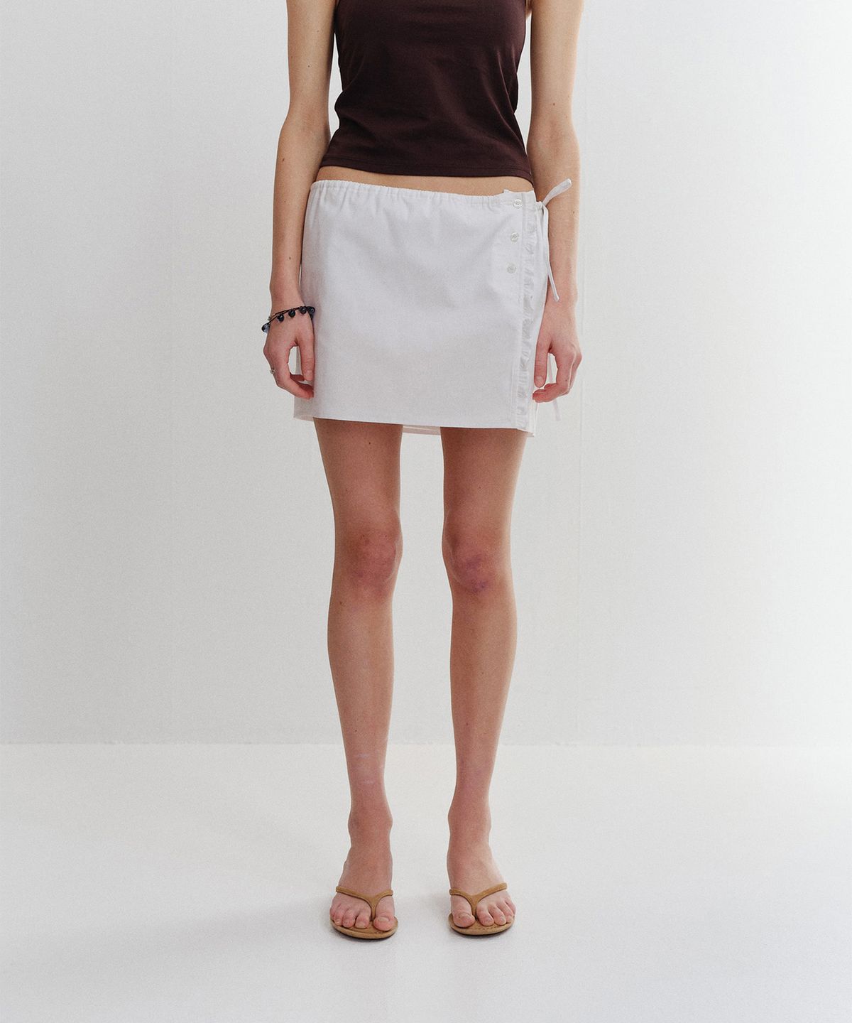 파로(FAHRO) RUFFLE SHORT SKIRT WHITE