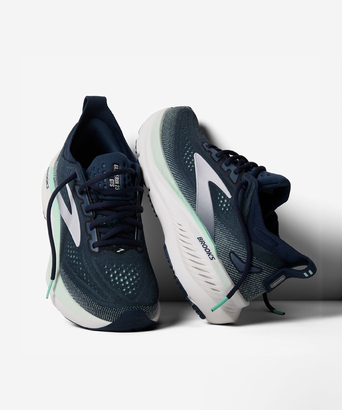 브룩스러닝(BROOKS RUNNING) 여성 글리세린 GTS 23 와이드 - 블루 / 1204921D453