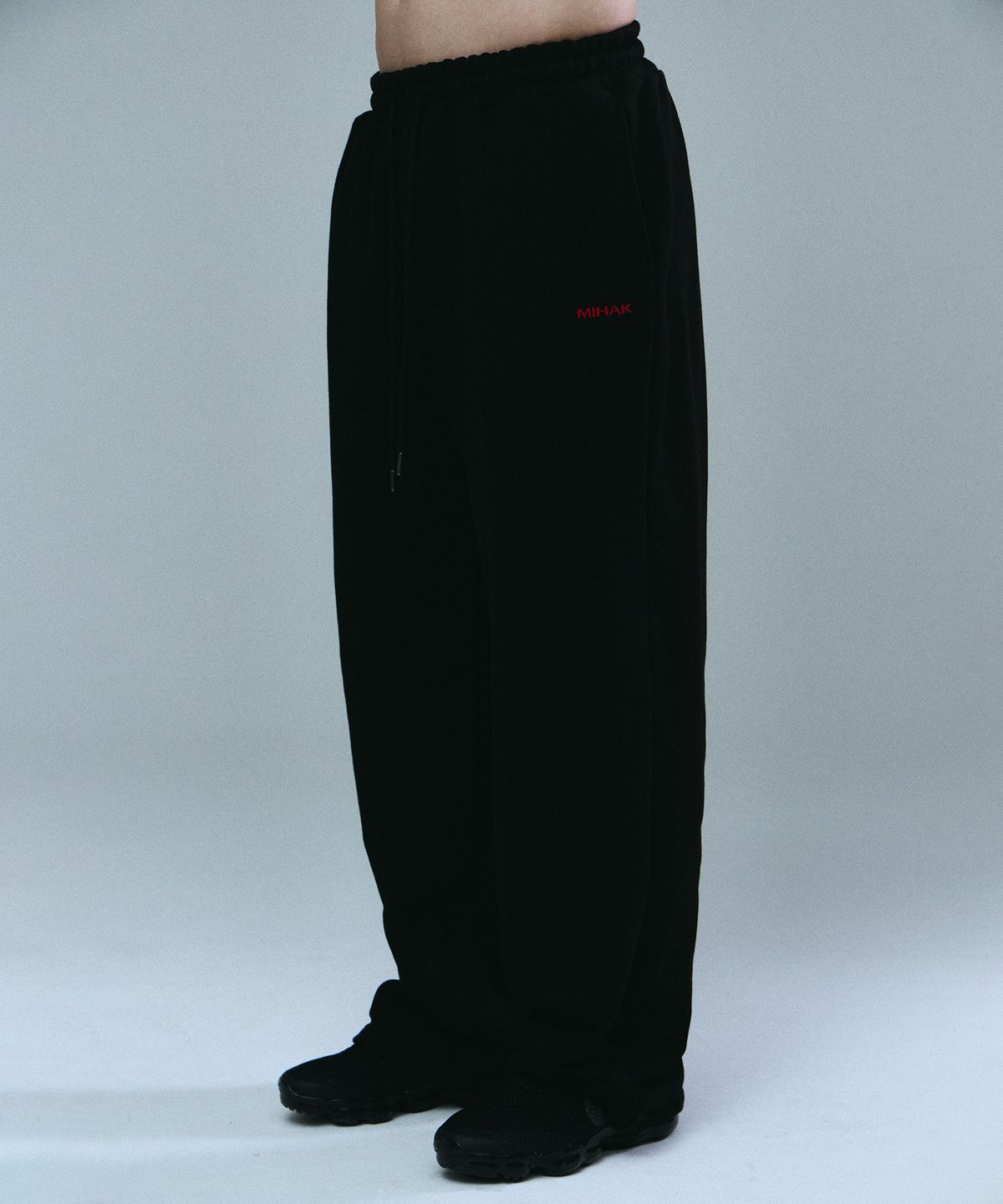 미학(MIHAK) 포켓 로고 와이드 팬츠 (BLACK)