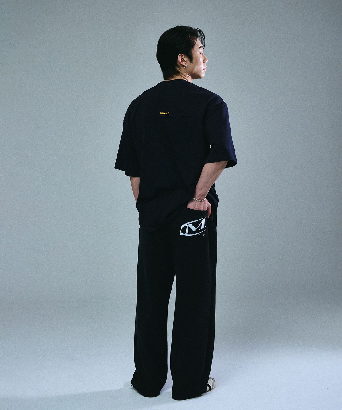미학(MIHAK) 포켓 로고 와이드 팬츠 (NAVY)