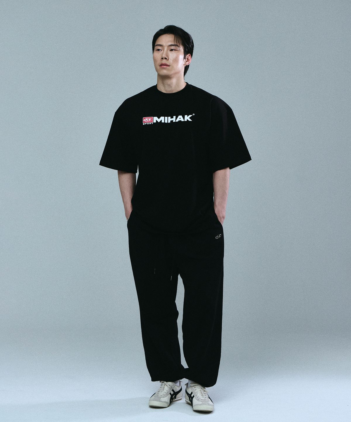 미학(MIHAK) 메탈 로고 조거 팬츠 (BLACK)