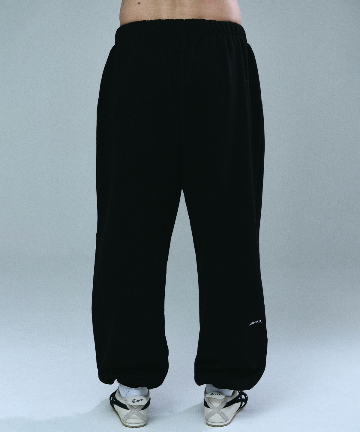 미학(MIHAK) 메탈 로고 조거 팬츠 (BLACK)
