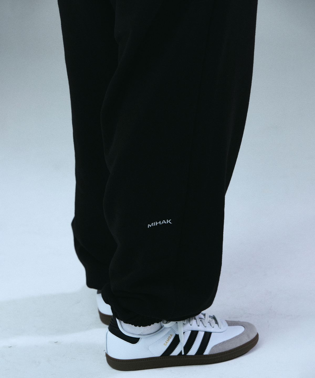미학(MIHAK) 메탈 로고 조거 팬츠 (BLACK)