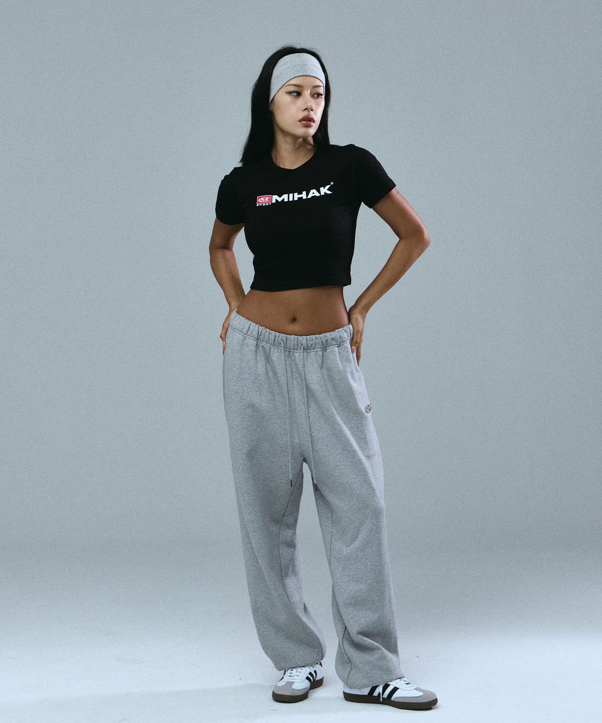 미학(MIHAK) 메탈 로고 조거 팬츠 (GRAY)