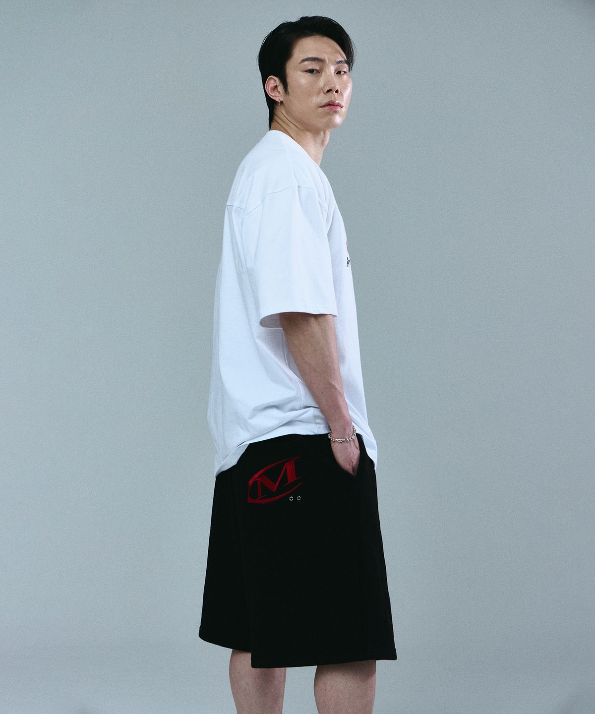 미학(MIHAK) 포켓 로고 버뮤다 팬츠 (BLACK)