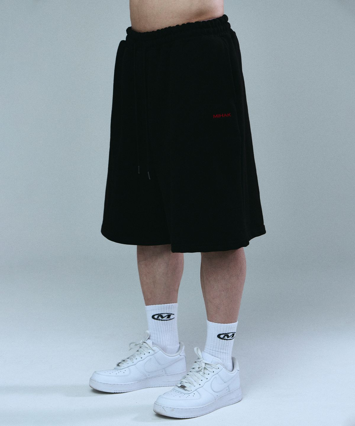 미학(MIHAK) 포켓 로고 버뮤다 팬츠 (BLACK)
