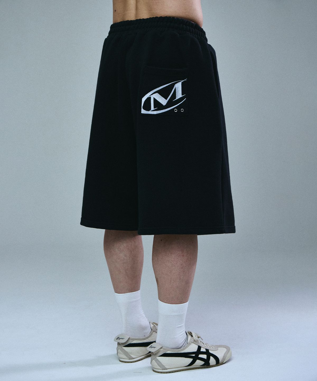 미학(MIHAK) 포켓 로고 버뮤다 팬츠 (NAVY)