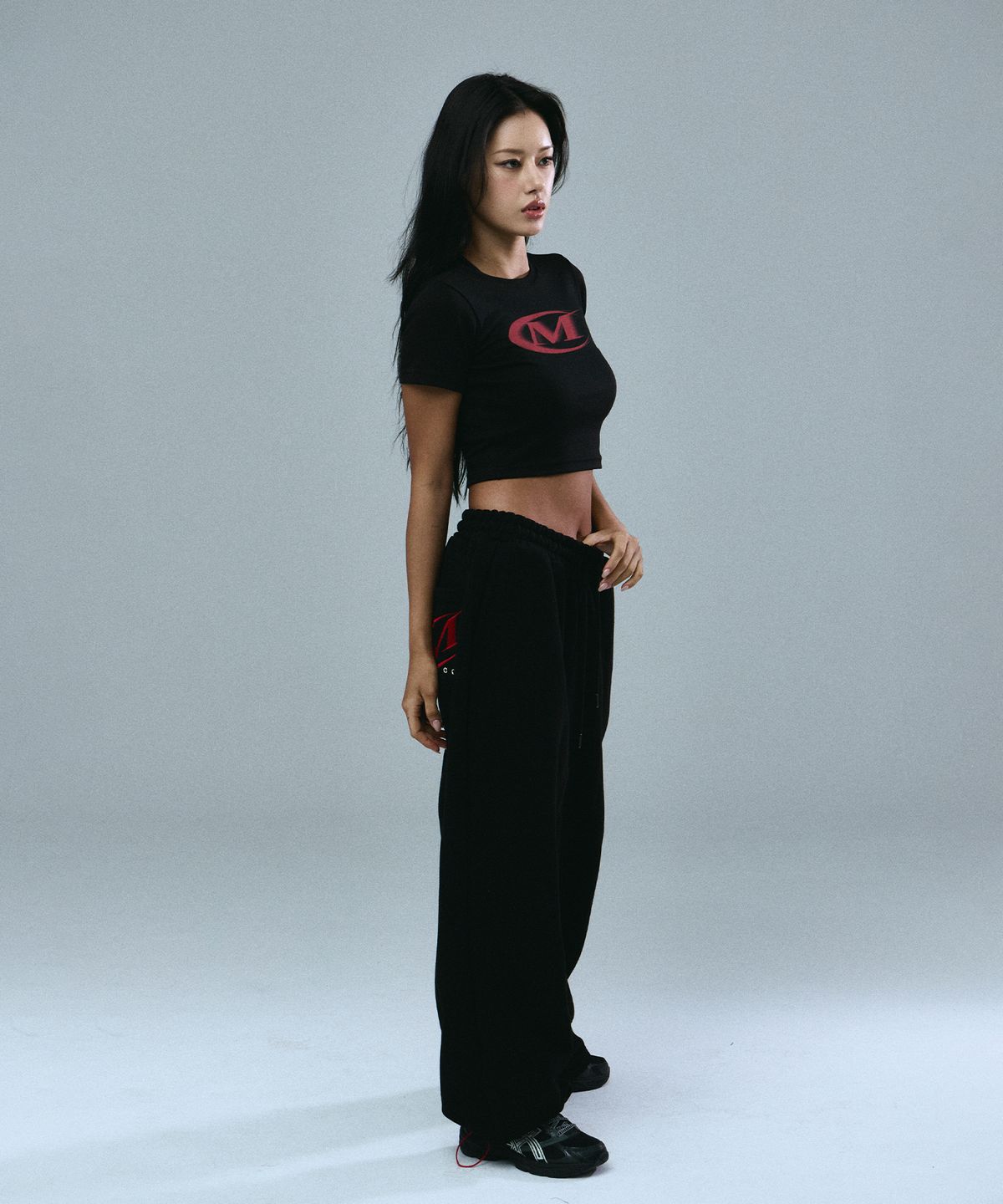 미학(MIHAK) 모션 빅 로고 크롭 티셔츠 (BLACK/RED)
