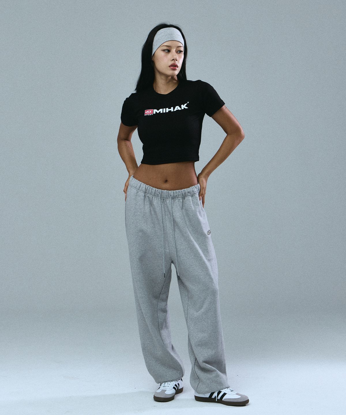 미학(MIHAK) 스포츠 엠블럼 크롭 티셔츠 (BLACK)