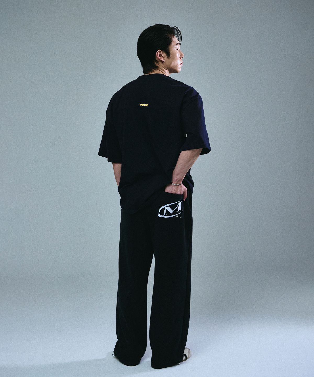 미학(MIHAK) 심볼 빅 로고 오버핏 티셔츠 (NAVY)