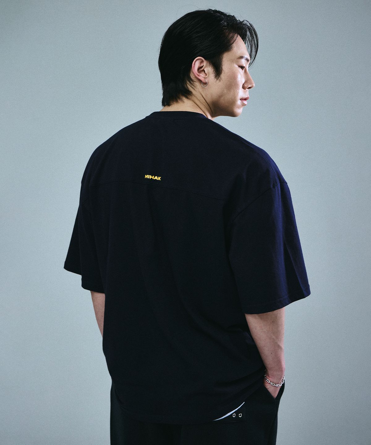 미학(MIHAK) 심볼 빅 로고 오버핏 티셔츠 (NAVY)