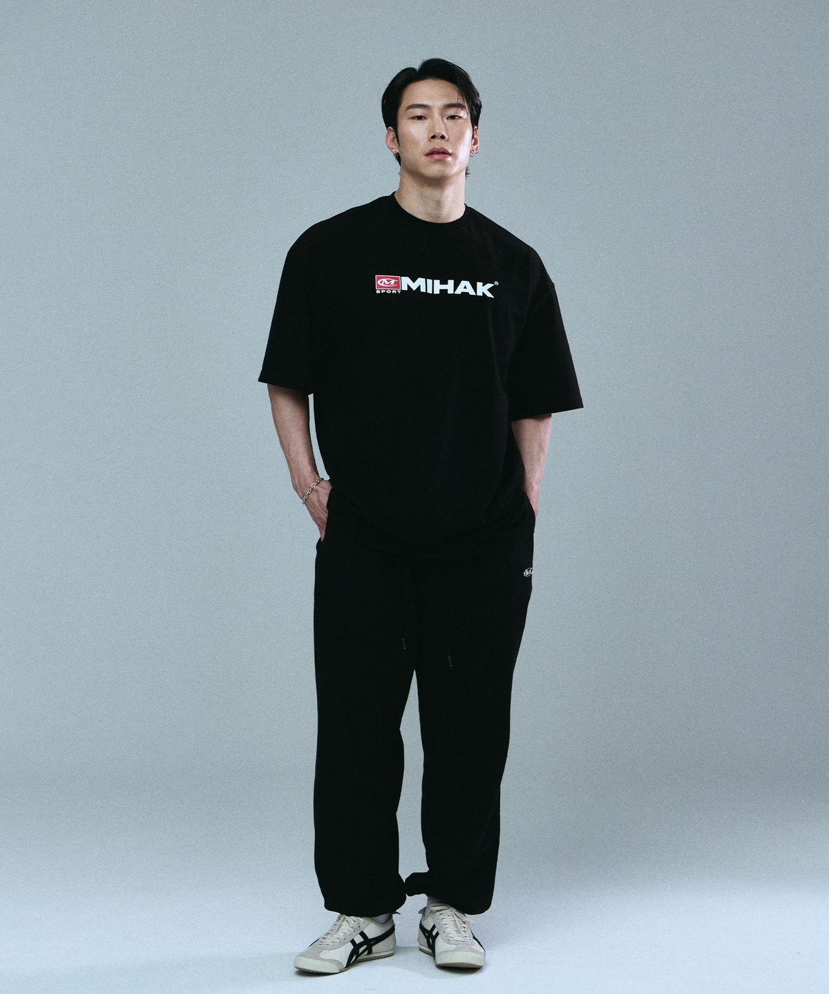 미학(MIHAK) 스포츠 엠블럼 오버핏 티셔츠 (BLACK)
