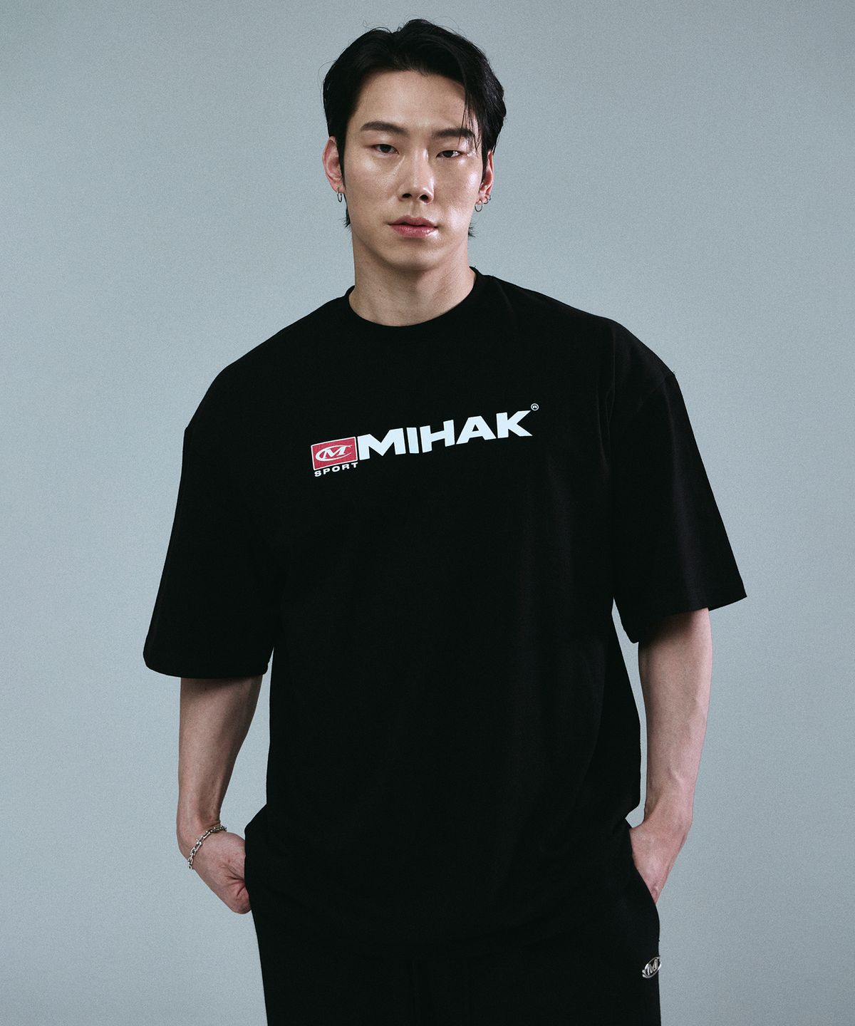 미학(MIHAK) 스포츠 엠블럼 오버핏 티셔츠 (BLACK)