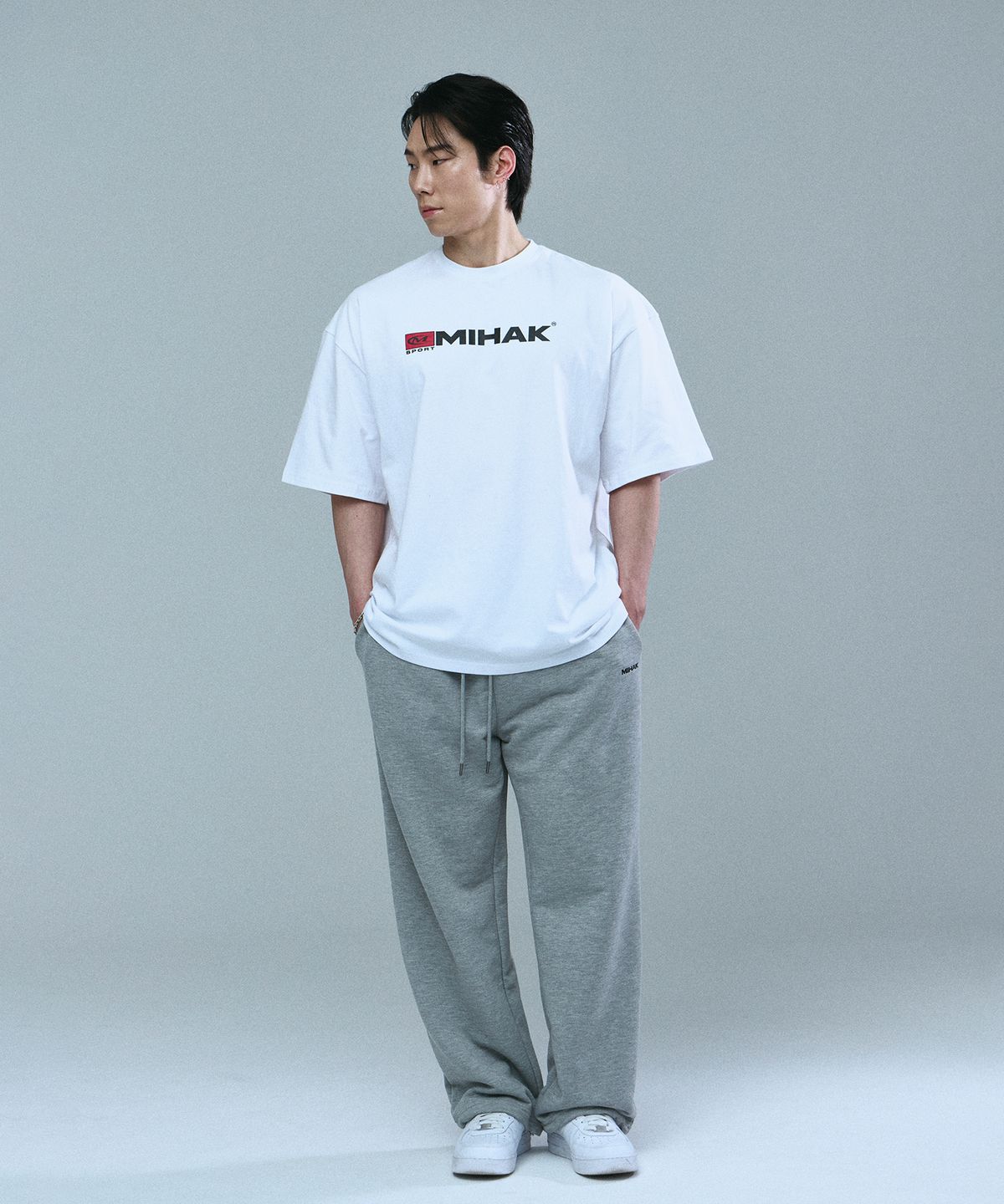 미학(MIHAK) 스포츠 엠블럼 오버핏 티셔츠 (WHITE)