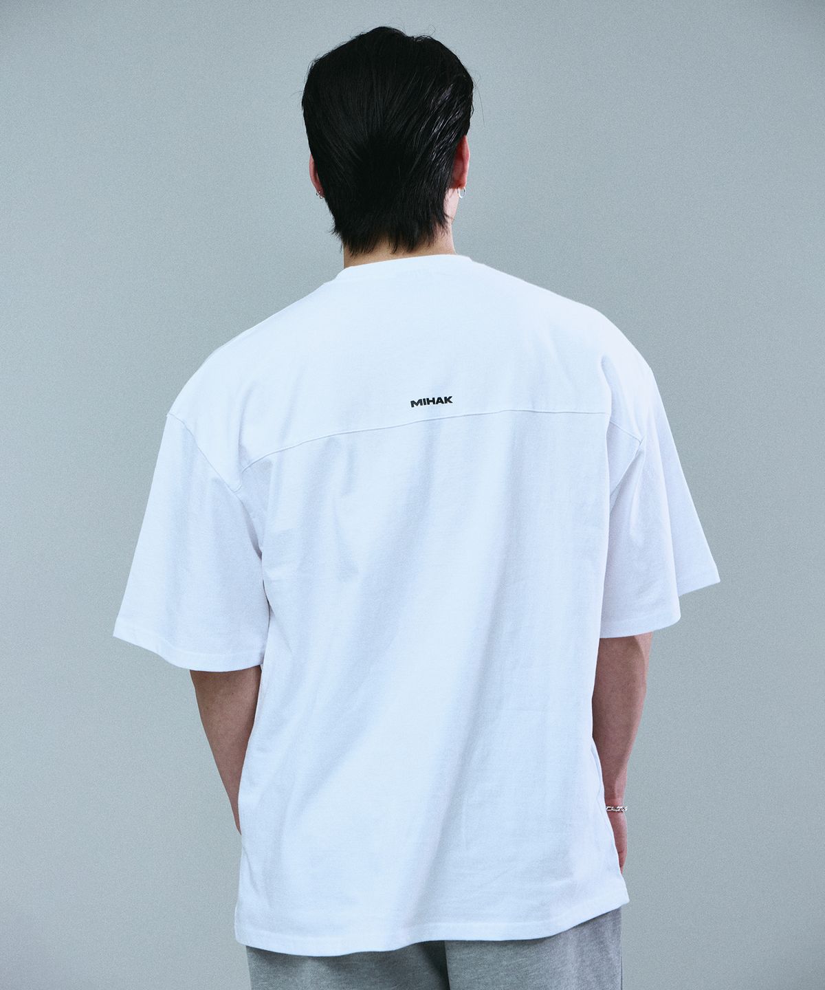 미학(MIHAK) 스포츠 엠블럼 오버핏 티셔츠 (WHITE)