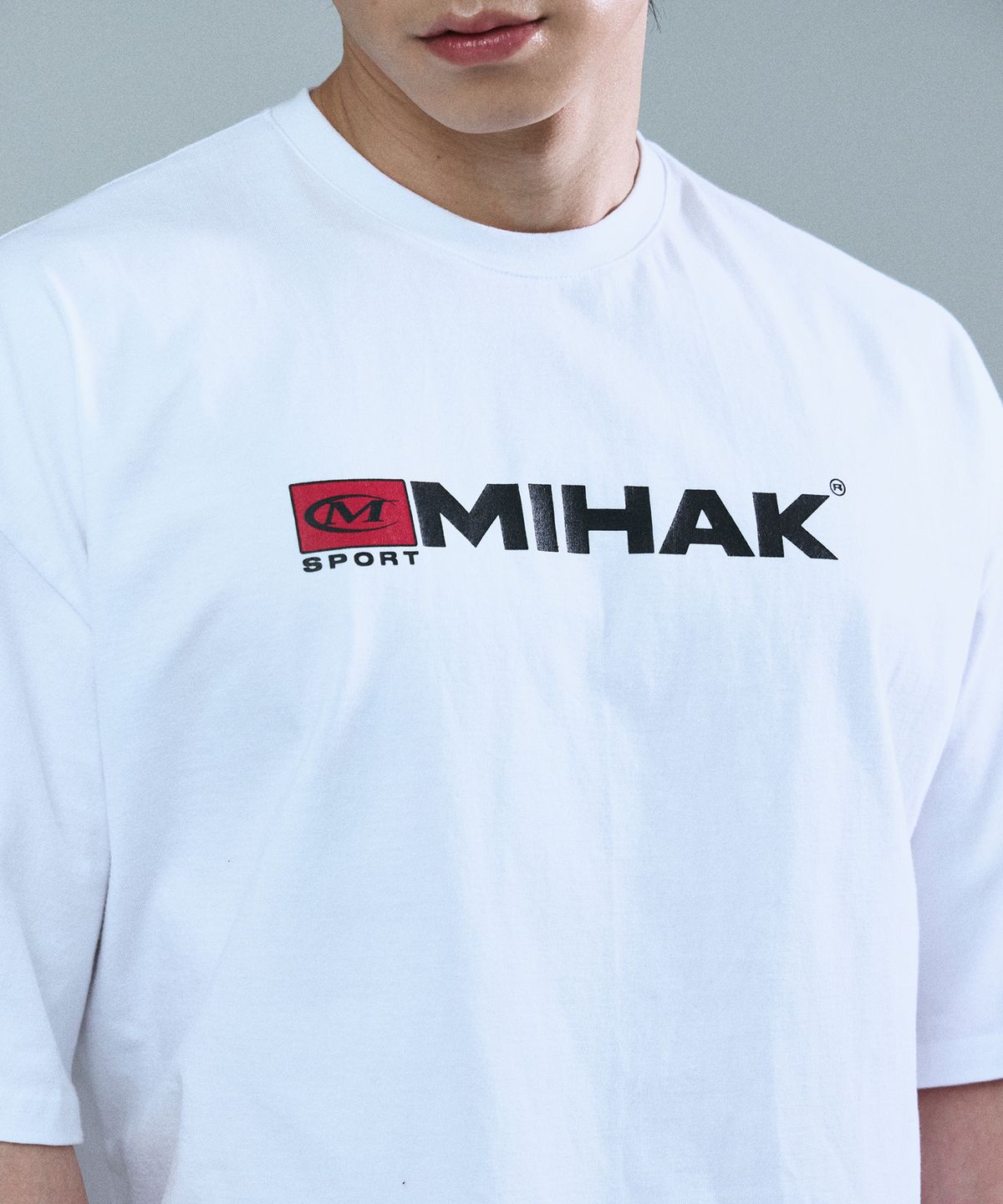 미학(MIHAK) 스포츠 엠블럼 오버핏 티셔츠 (WHITE)