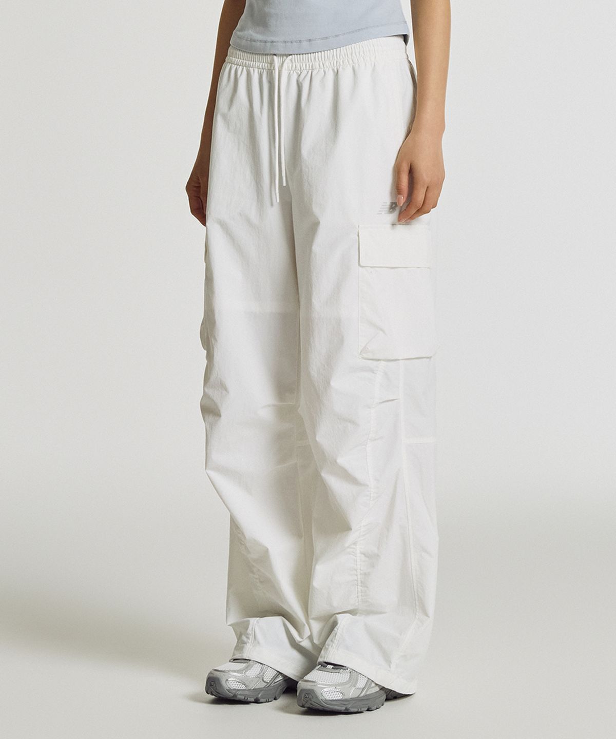 뉴발란스(NEW BALANCE) NBNTG2W412 / WOMEN 에센셜 경량 우븐 카고 와이드 팬츠 (WHITE)