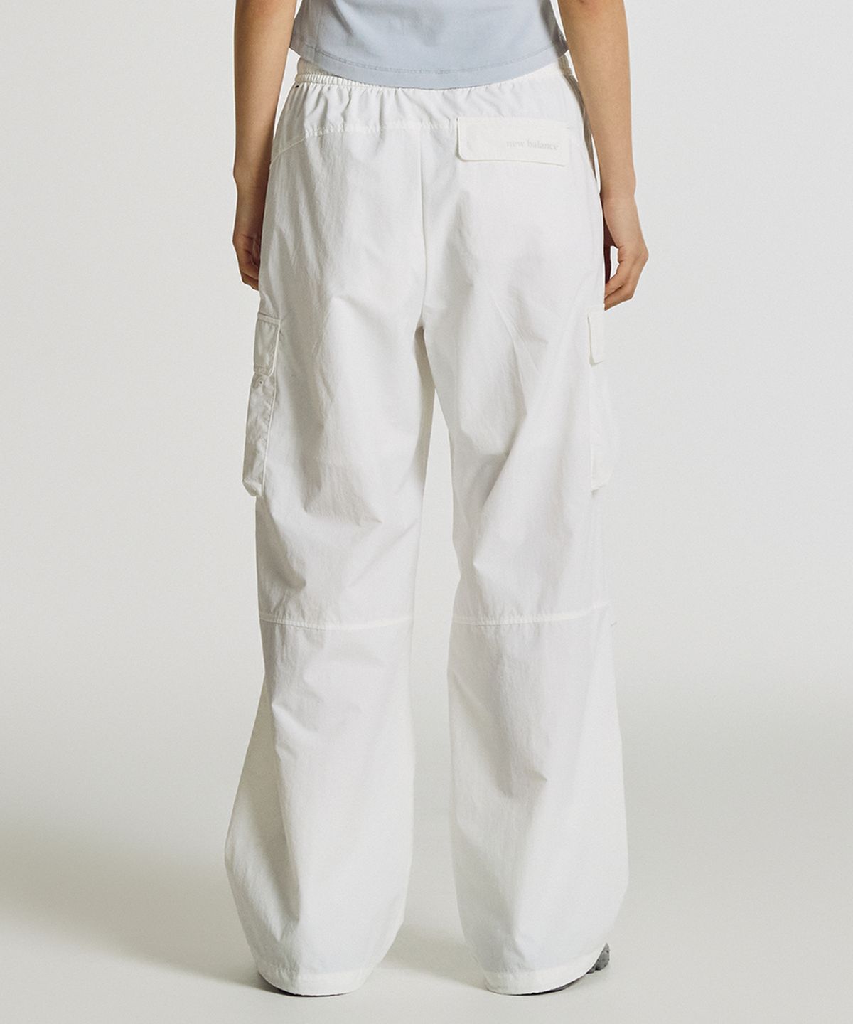 뉴발란스(NEW BALANCE) NBNTG2W412 / WOMEN 에센셜 경량 우븐 카고 와이드 팬츠 (WHITE)
