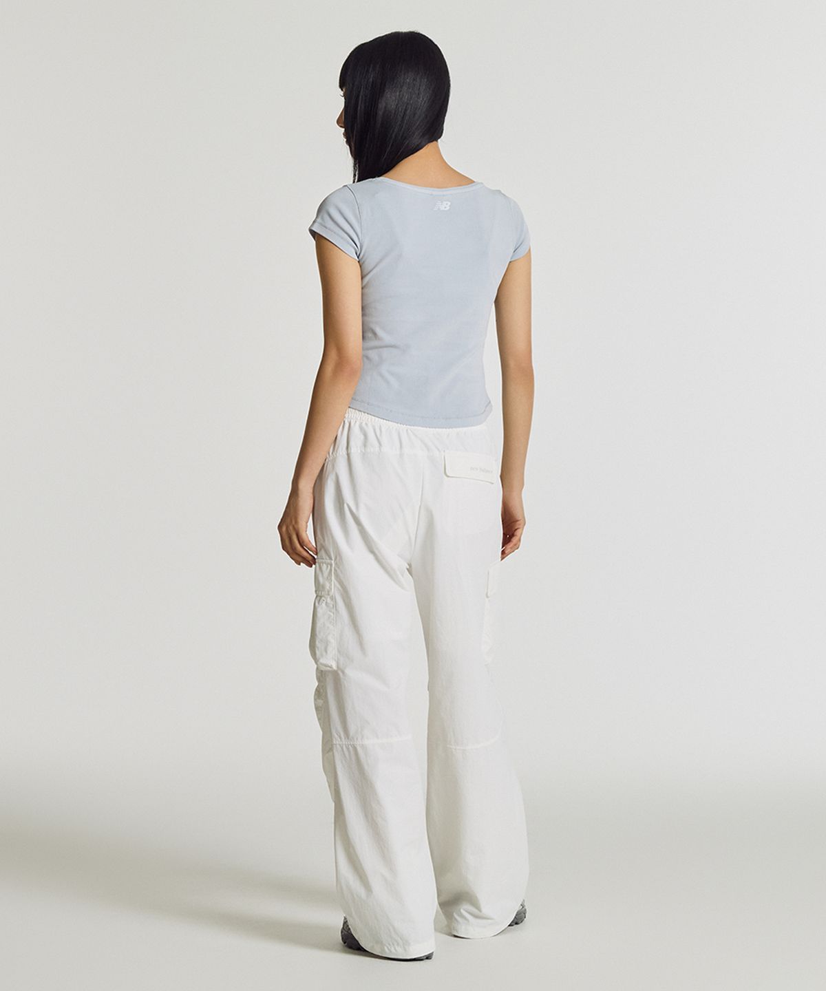뉴발란스(NEW BALANCE) NBNTG2W412 / WOMEN 에센셜 경량 우븐 카고 와이드 팬츠 (WHITE)