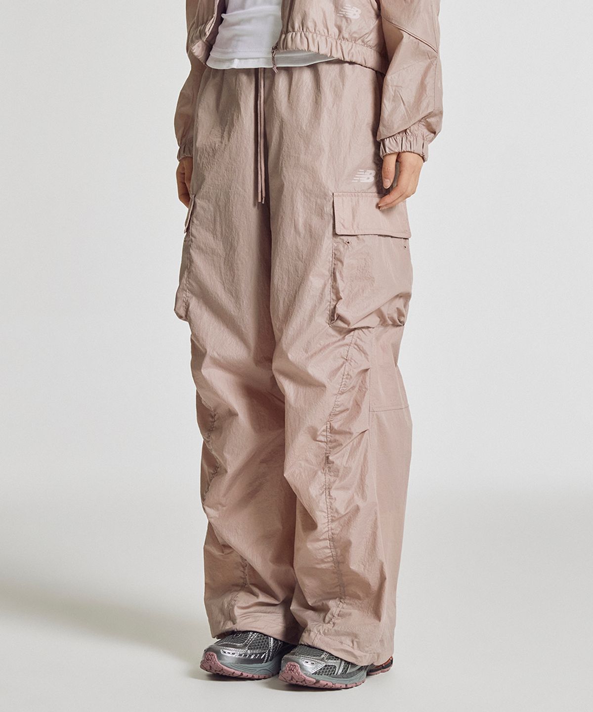 뉴발란스(NEW BALANCE) NBNTG2W412 / WOMEN 에센셜 경량 우븐 카고 와이드 팬츠 (G/PINK)