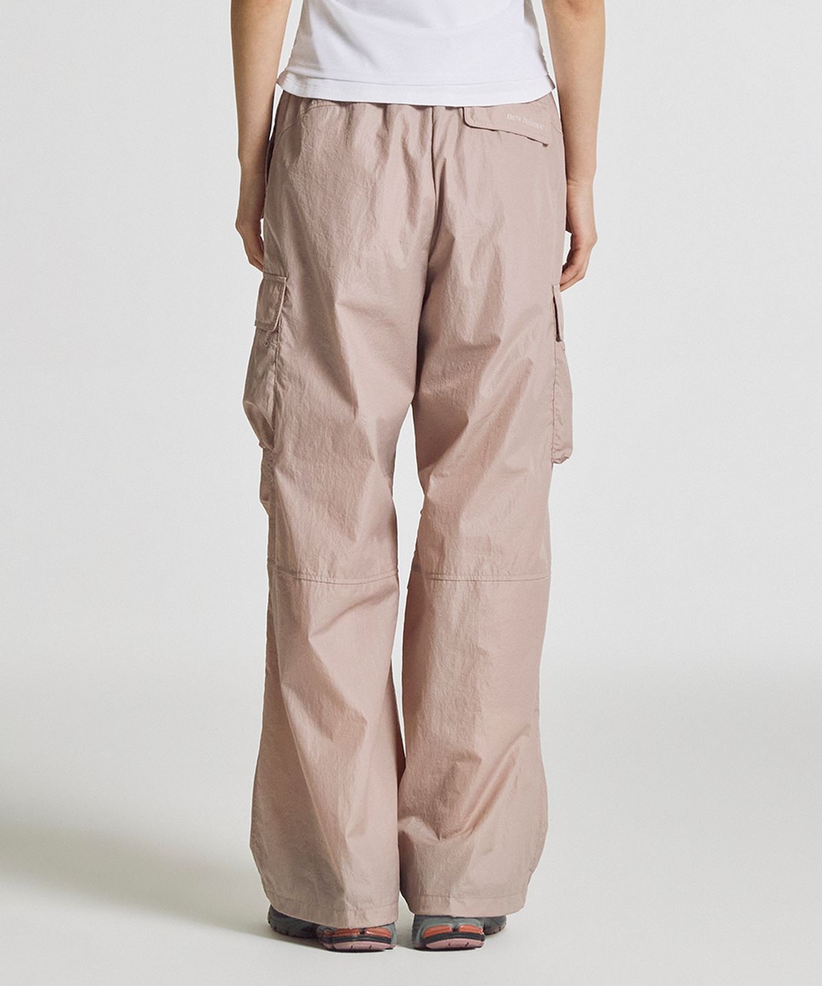 뉴발란스(NEW BALANCE) NBNTG2W412 / WOMEN 에센셜 경량 우븐 카고 와이드 팬츠 (G/PINK)