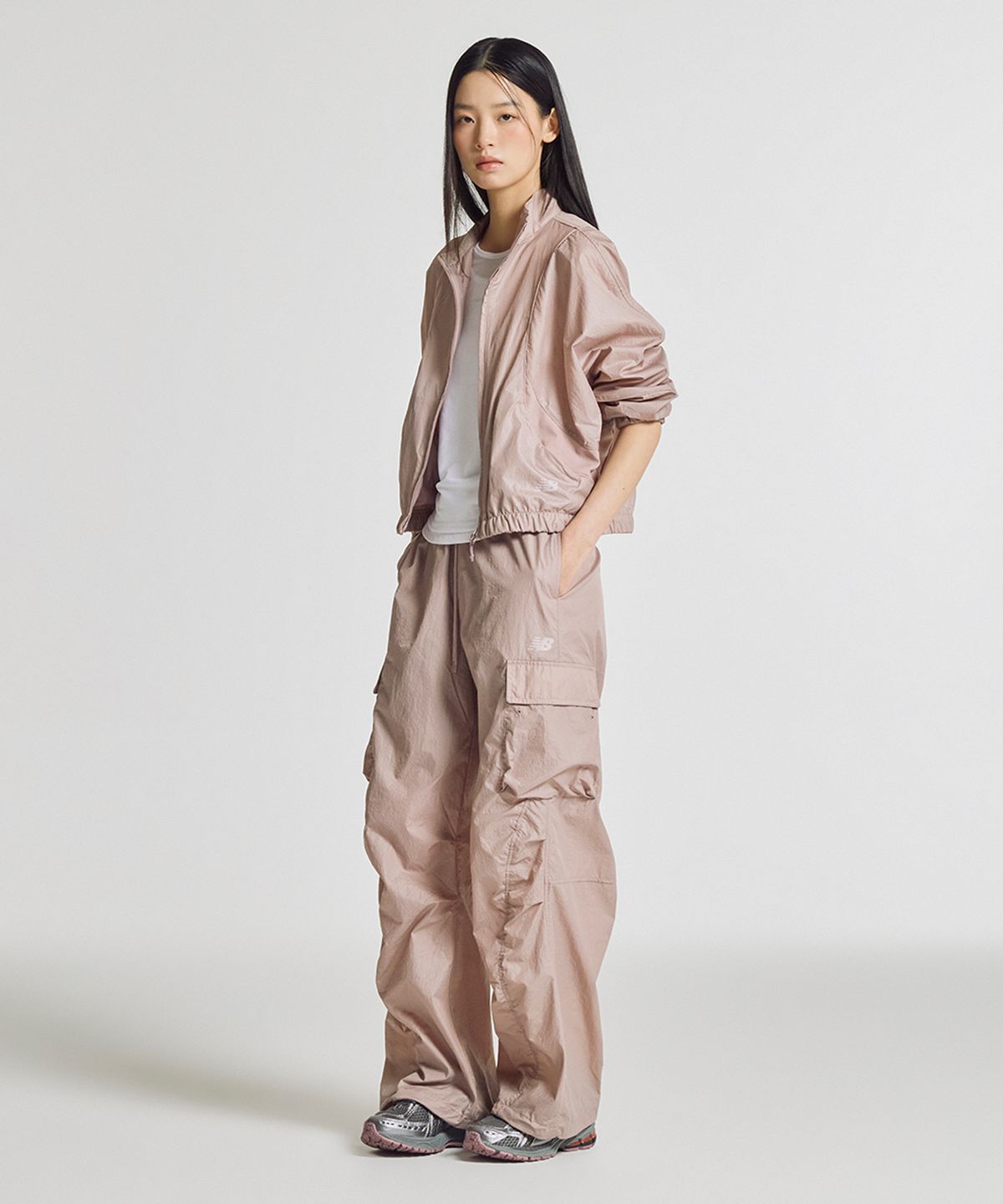 뉴발란스(NEW BALANCE) NBNTG2W412 / WOMEN 에센셜 경량 우븐 카고 와이드 팬츠 (G/PINK)