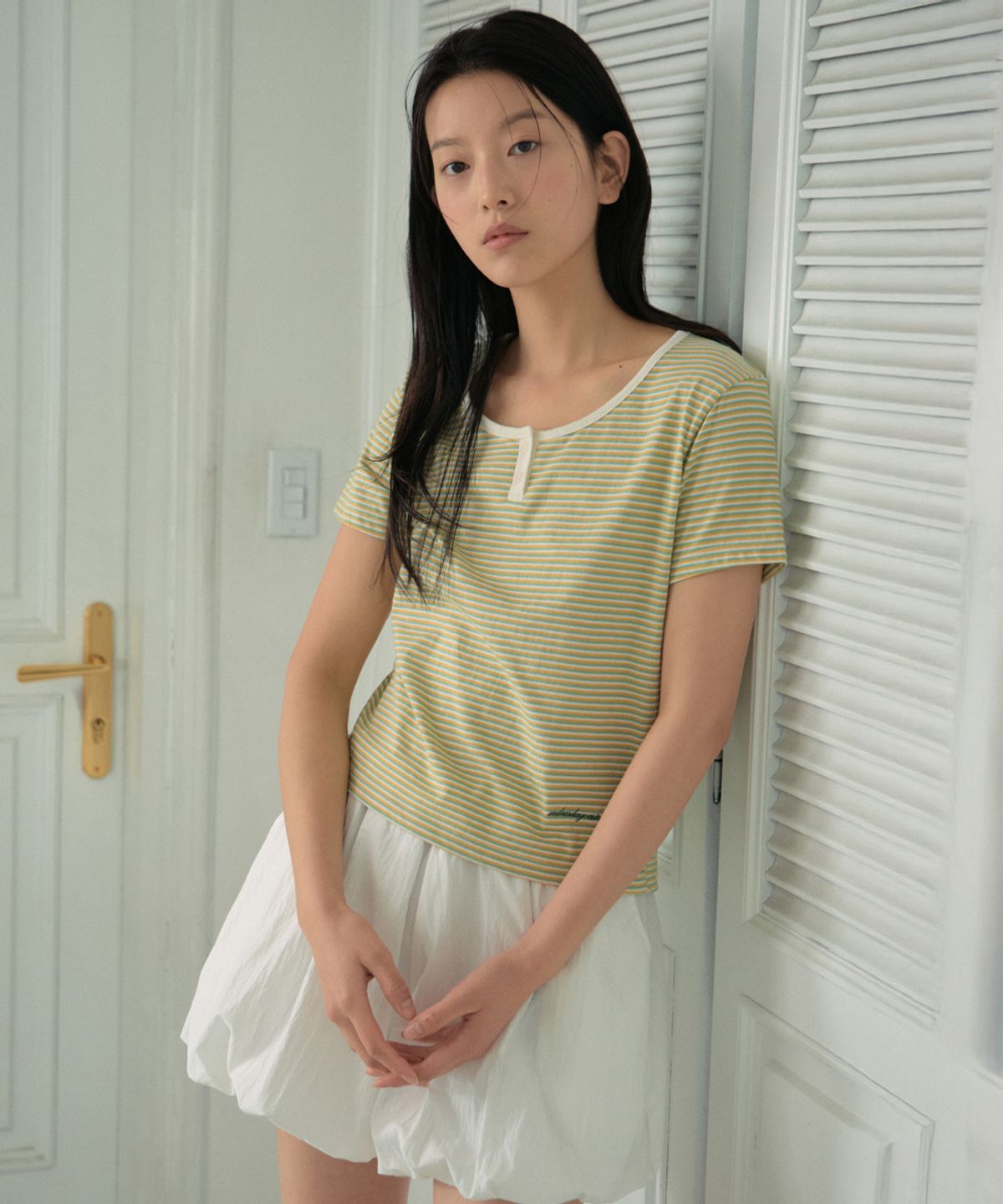 웬즈데이오아시스 포 우먼(WEDNESDAYOASISFORWOMEN) 알로 스트라이프 헨리넥 반팔 티셔츠_YELLOW(WB6TP29)