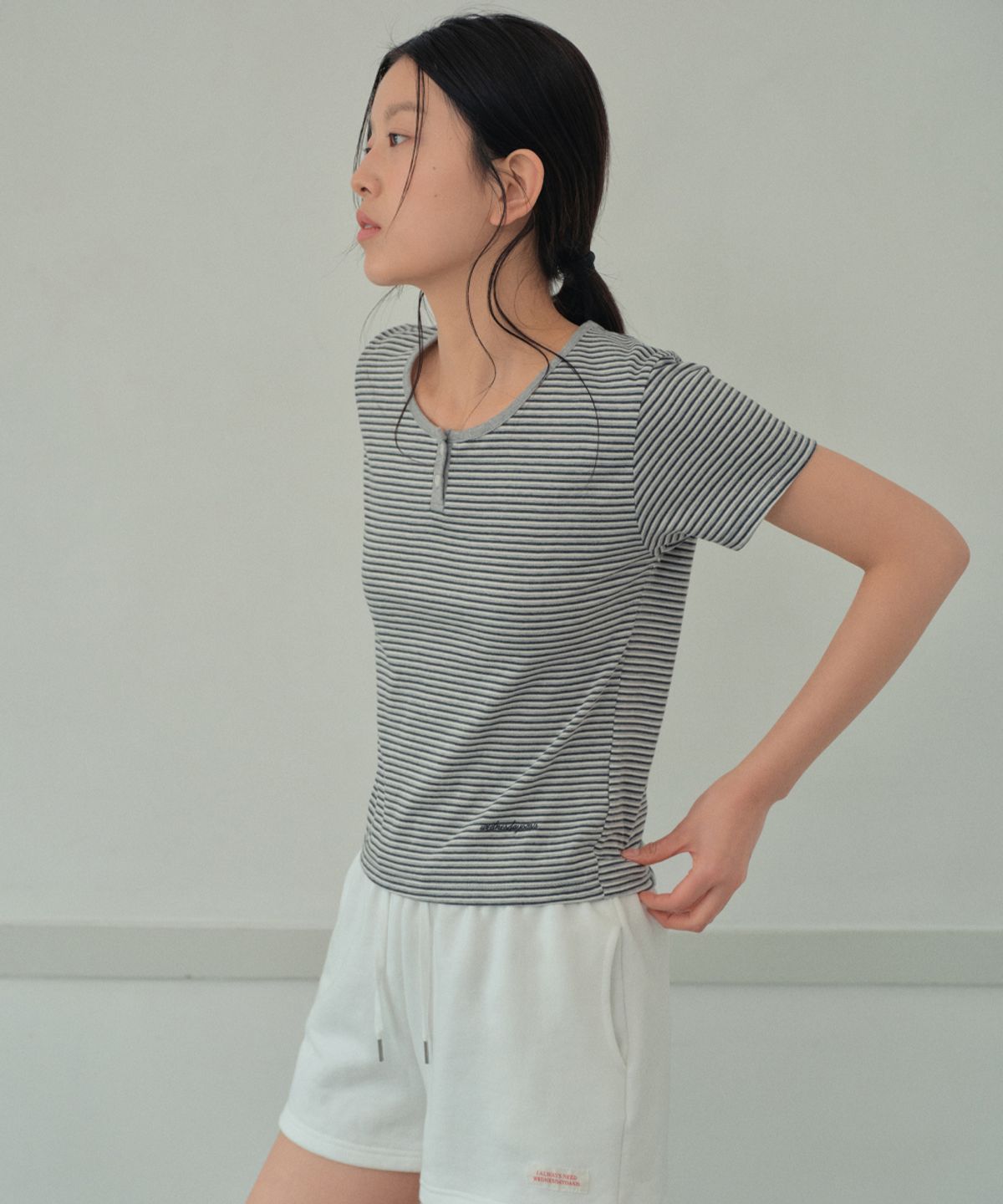 웬즈데이오아시스 포 우먼(WEDNESDAYOASISFORWOMEN) 알로 스트라이프 헨리넥 반팔 티셔츠_CHARCOAL(WB6TP29)