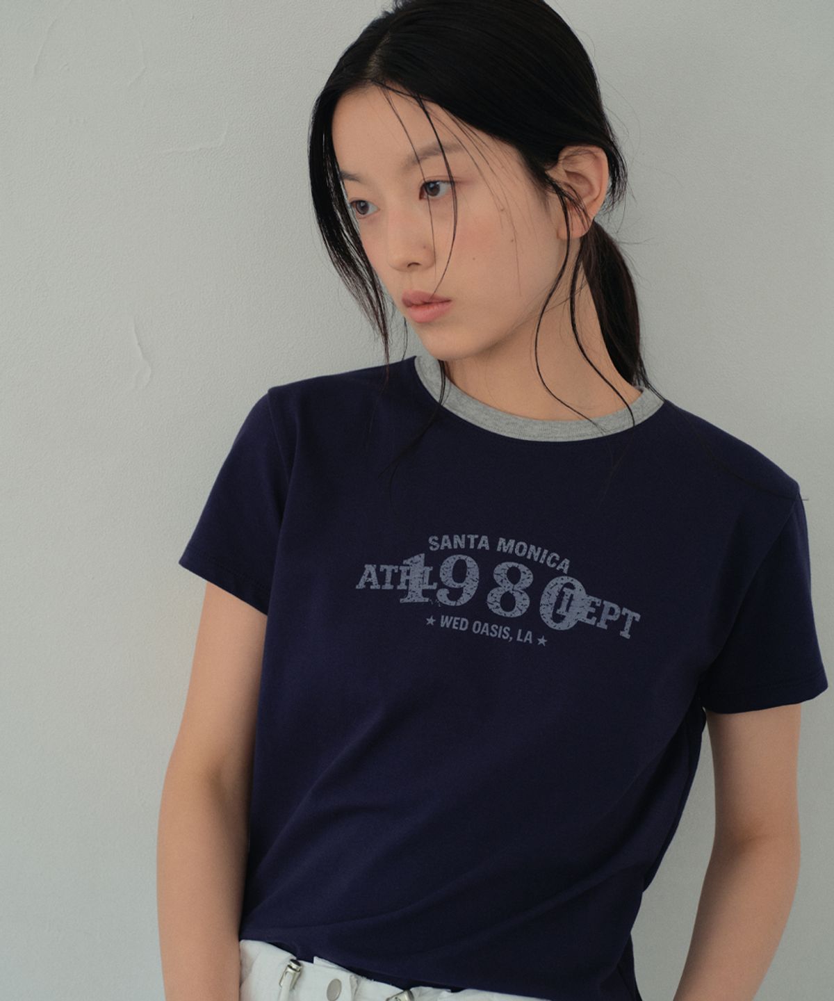 웬즈데이오아시스 포 우먼(WEDNESDAYOASISFORWOMEN) 모니카 링거 하프 티셔츠_NAVY(WB6TP30)