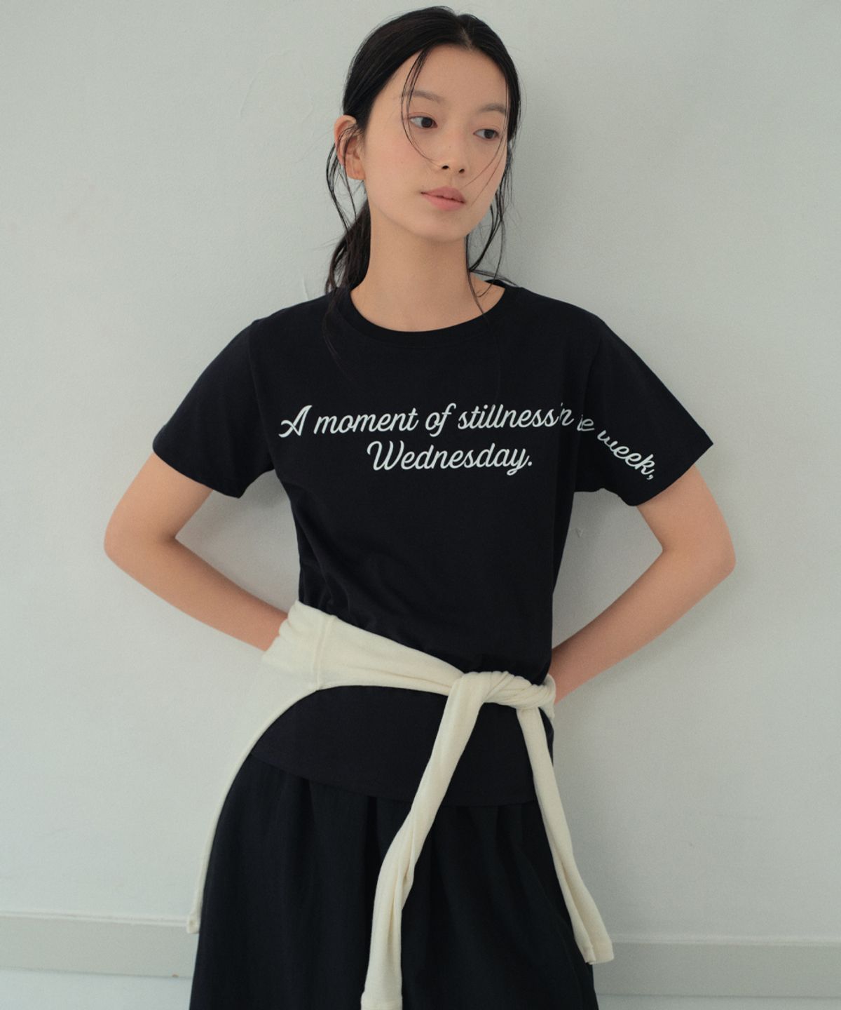 웬즈데이오아시스 포 우먼(WEDNESDAYOASISFORWOMEN) 노트 레터링 세미 크롭 반팔 티셔츠_BLACK(W26TP21)