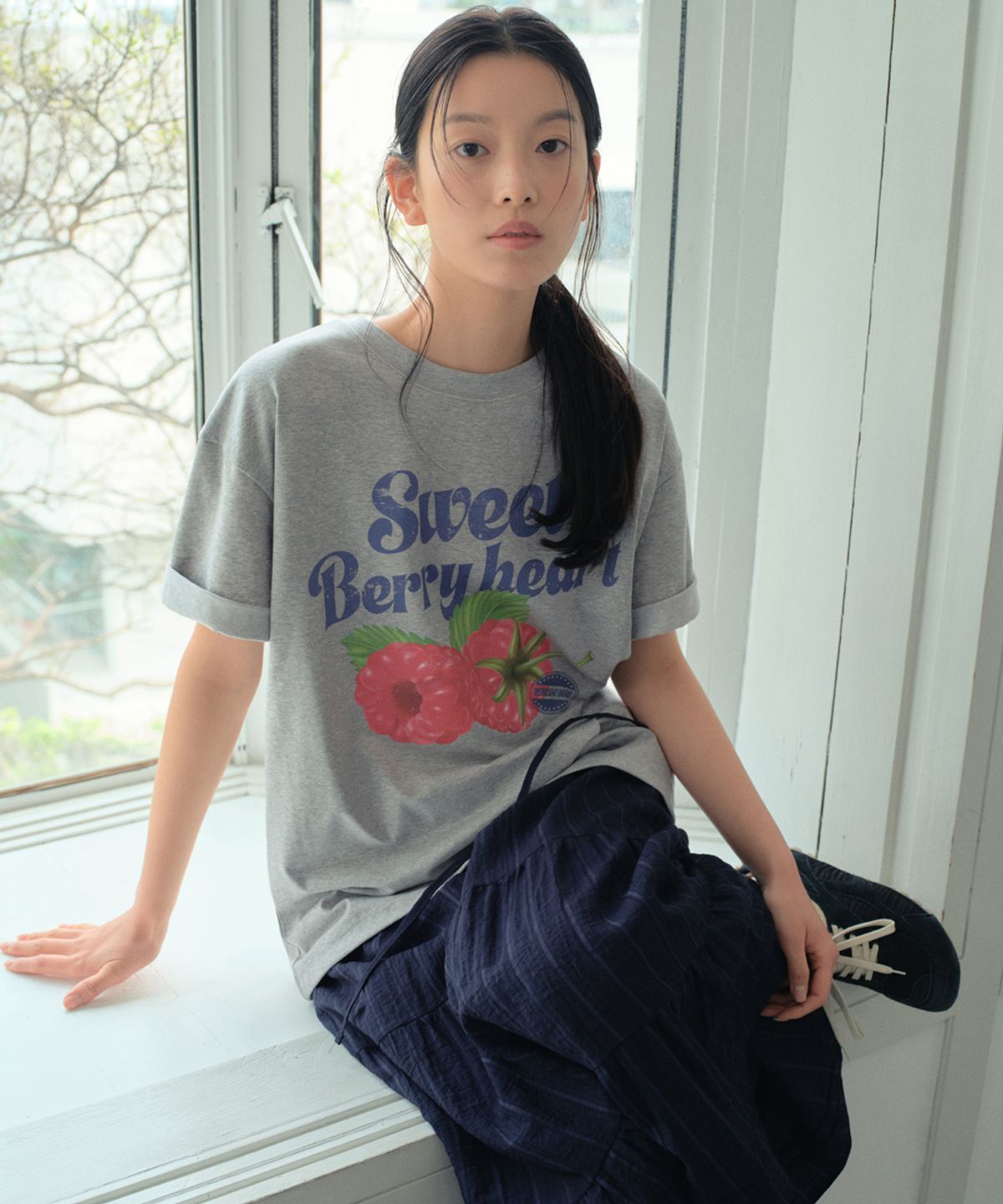 웬즈데이오아시스 포 우먼(WEDNESDAYOASISFORWOMEN) 스윗 베리 하트 반팔 티셔츠_MELANGE GRAY(WB6TP28)