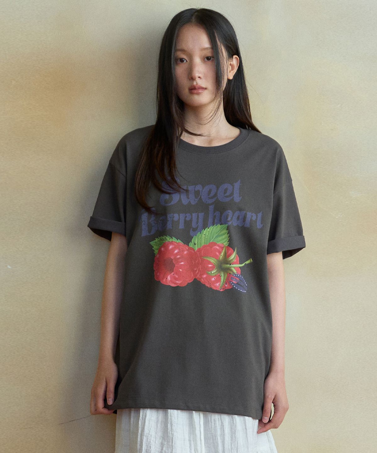 웬즈데이오아시스 포 우먼(WEDNESDAYOASISFORWOMEN) 스윗 베리 하트 반팔 티셔츠_CHARCOAL(WB6TP28)