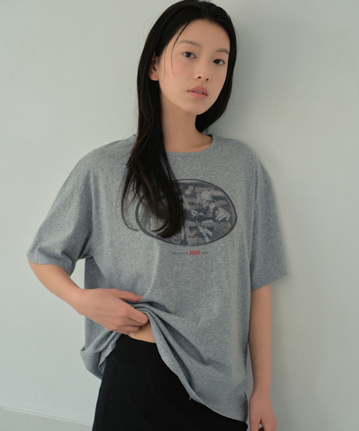 웬즈데이오아시스 포 우먼(WEDNESDAYOASISFORWOMEN) 오아시스 슬라브 그래픽 반팔 티셔츠_MELANGE GRAY(WB6TP33)