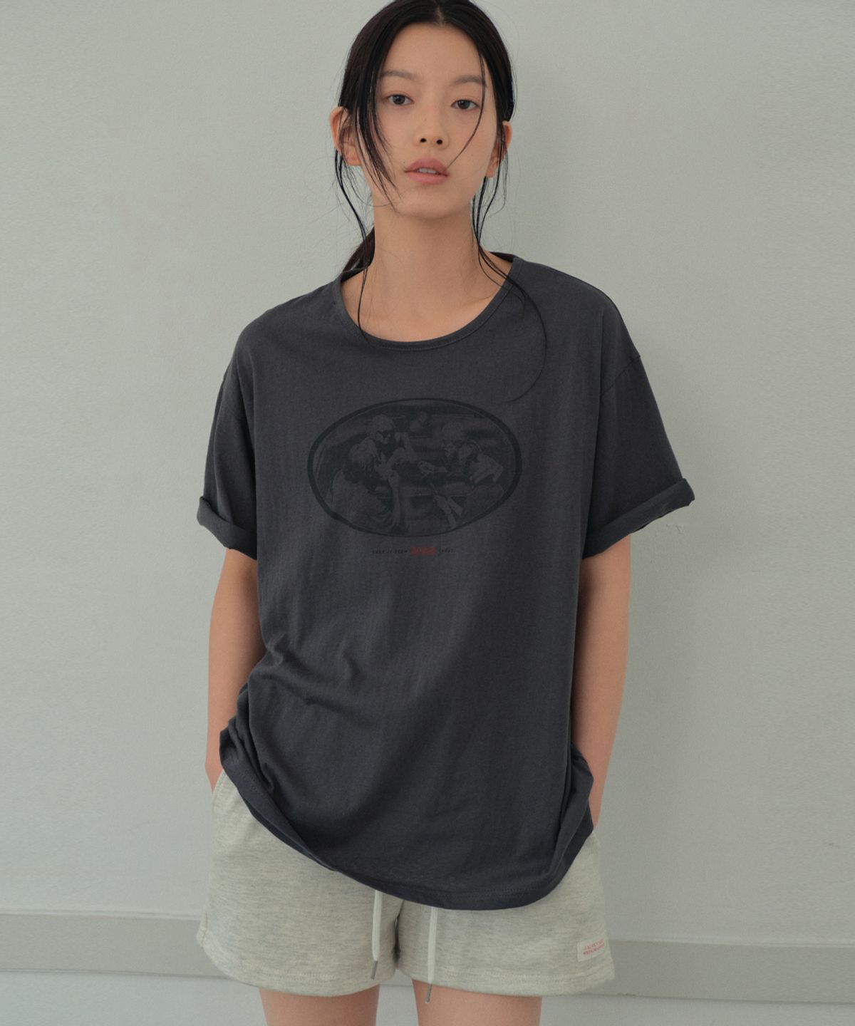 웬즈데이오아시스 포 우먼(WEDNESDAYOASISFORWOMEN) 오아시스 슬라브 그래픽 반팔 티셔츠_CHARCOAL(WB6TP33)