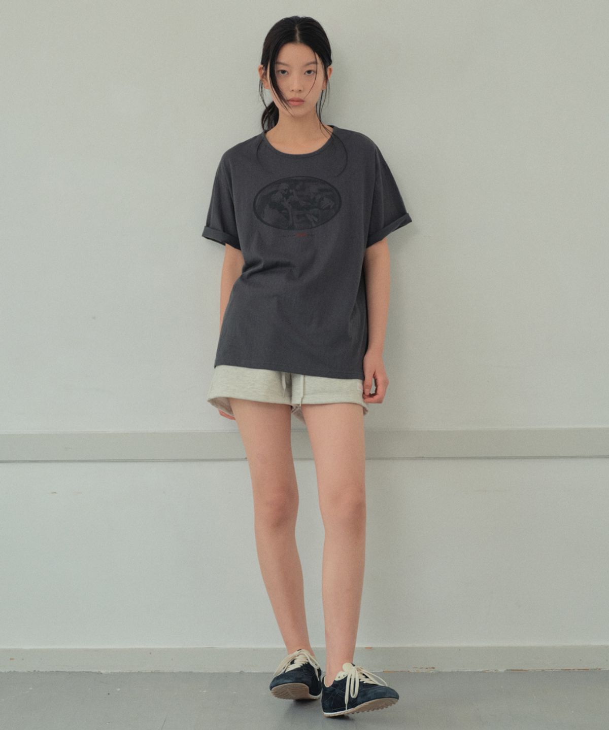 웬즈데이오아시스 포 우먼(WEDNESDAYOASISFORWOMEN) 오아시스 슬라브 그래픽 반팔 티셔츠_CHARCOAL(WB6TP33)