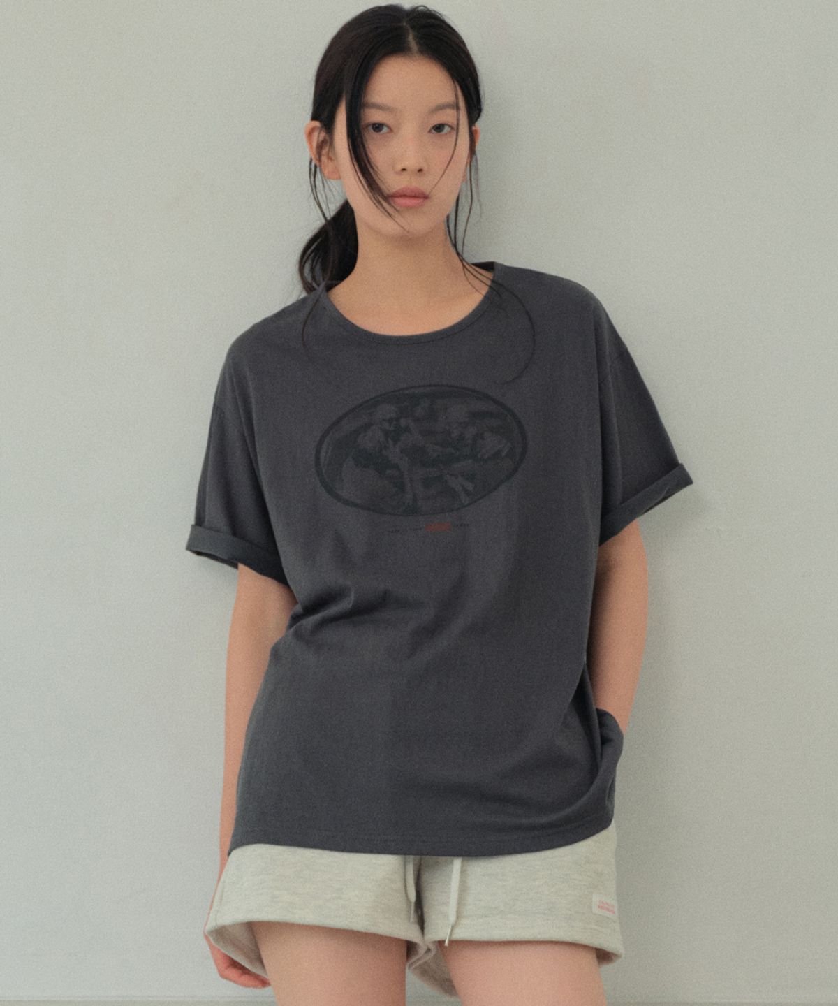 웬즈데이오아시스 포 우먼(WEDNESDAYOASISFORWOMEN) 오아시스 슬라브 그래픽 반팔 티셔츠_CHARCOAL(WB6TP33)