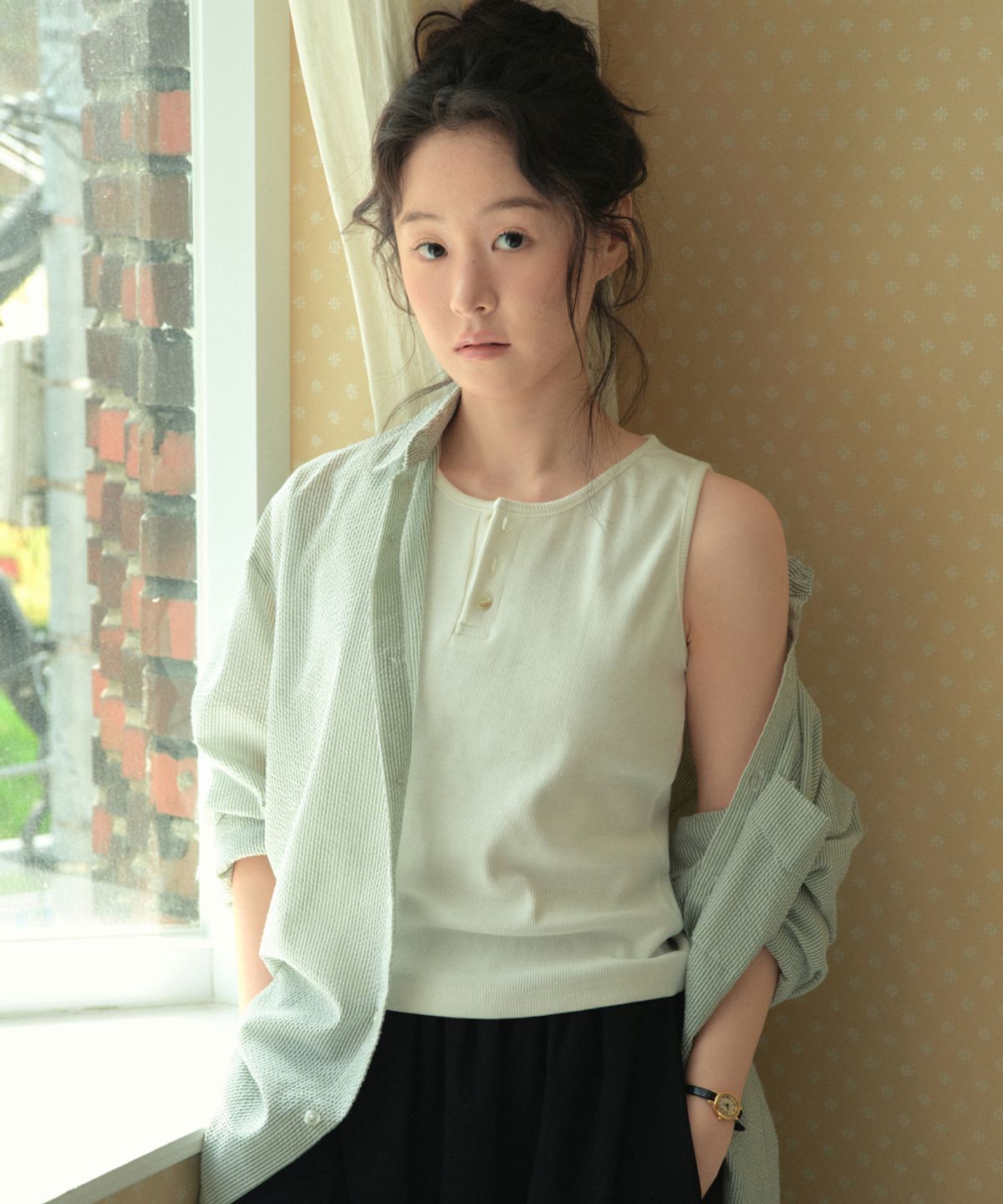 웬즈데이오아시스 포 우먼(WEDNESDAYOASISFORWOMEN) 헨리넥 골지 슬리브리스_IVORY(W26TP23)