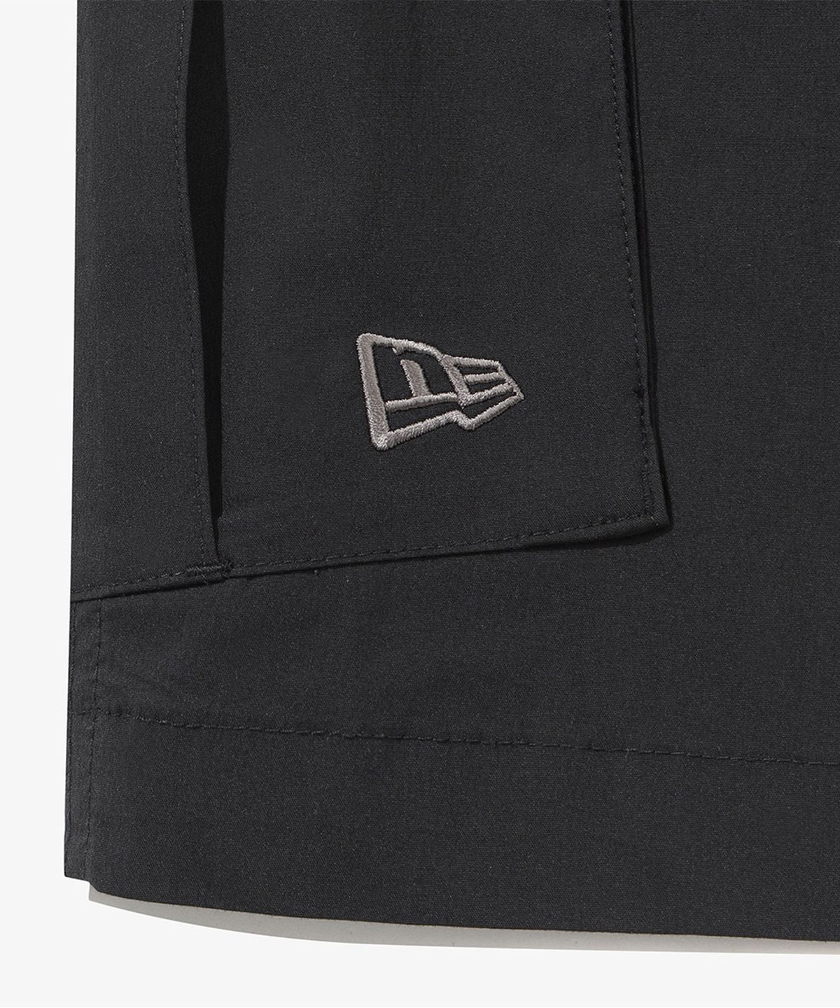 뉴에라(NEW ERA) 카고 하프 팬츠 블랙