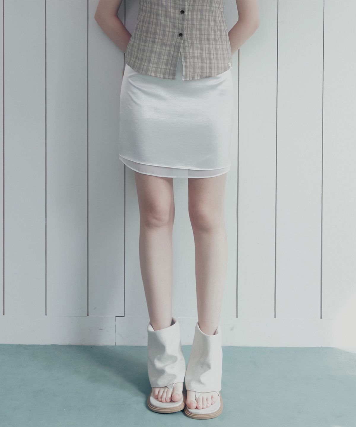 트위(TWEE) 샤벳 새틴 미디 배색 스커트