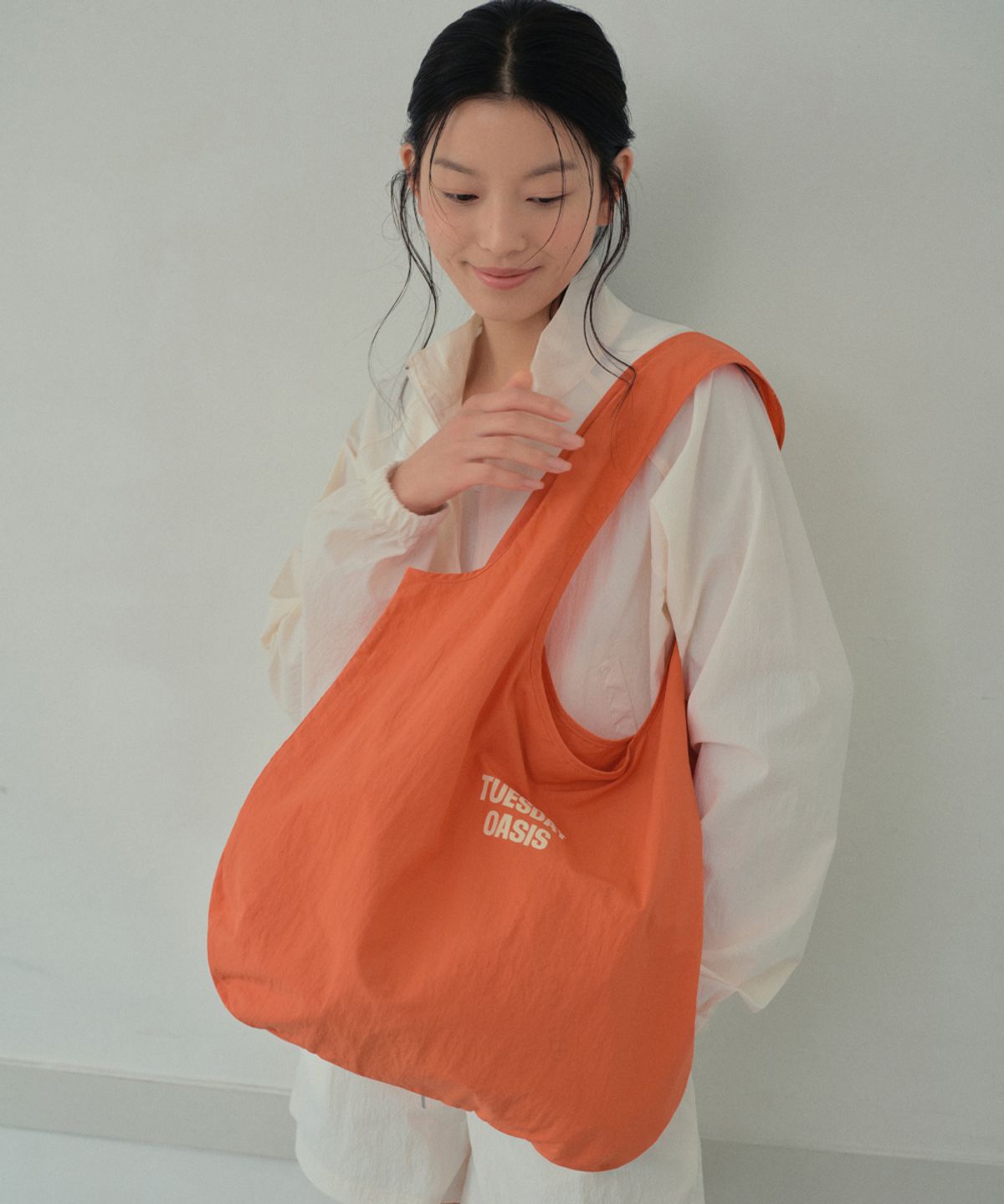 웬즈데이오아시스 포 우먼(WEDNESDAYOASISFORWOMEN) 위크데이즈 컬러 나일론 숄더백_ORANGE(WB6AC05)