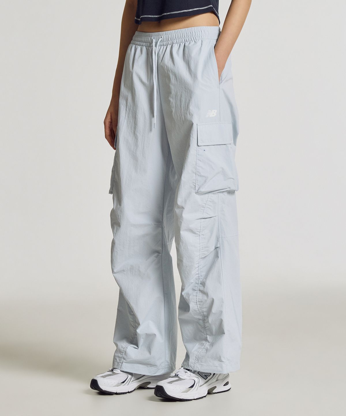 뉴발란스(NEW BALANCE) NBNTG2W412 / WOMEN 에센셜 경량 우븐 카고 와이드 팬츠 (L/BLUE)