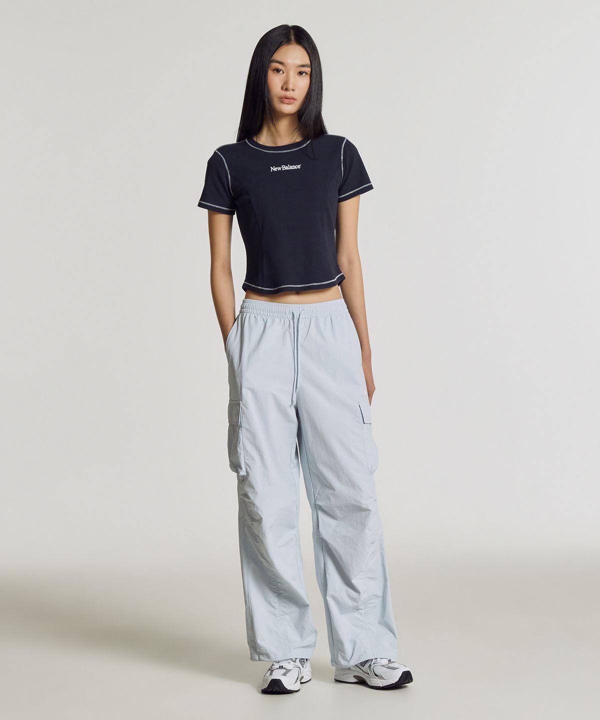 뉴발란스(NEW BALANCE) NBNTG2W412 / WOMEN 에센셜 경량 우븐 카고 와이드 팬츠 (L/BLUE)