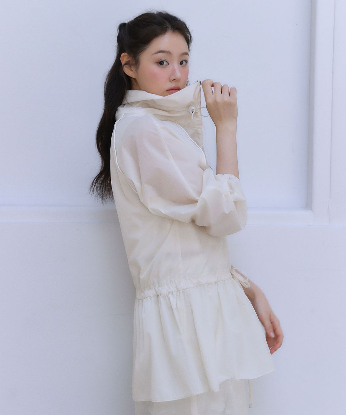 아우로(OURO) NYLON FRILL WIND BREAKER [ CREAM ]