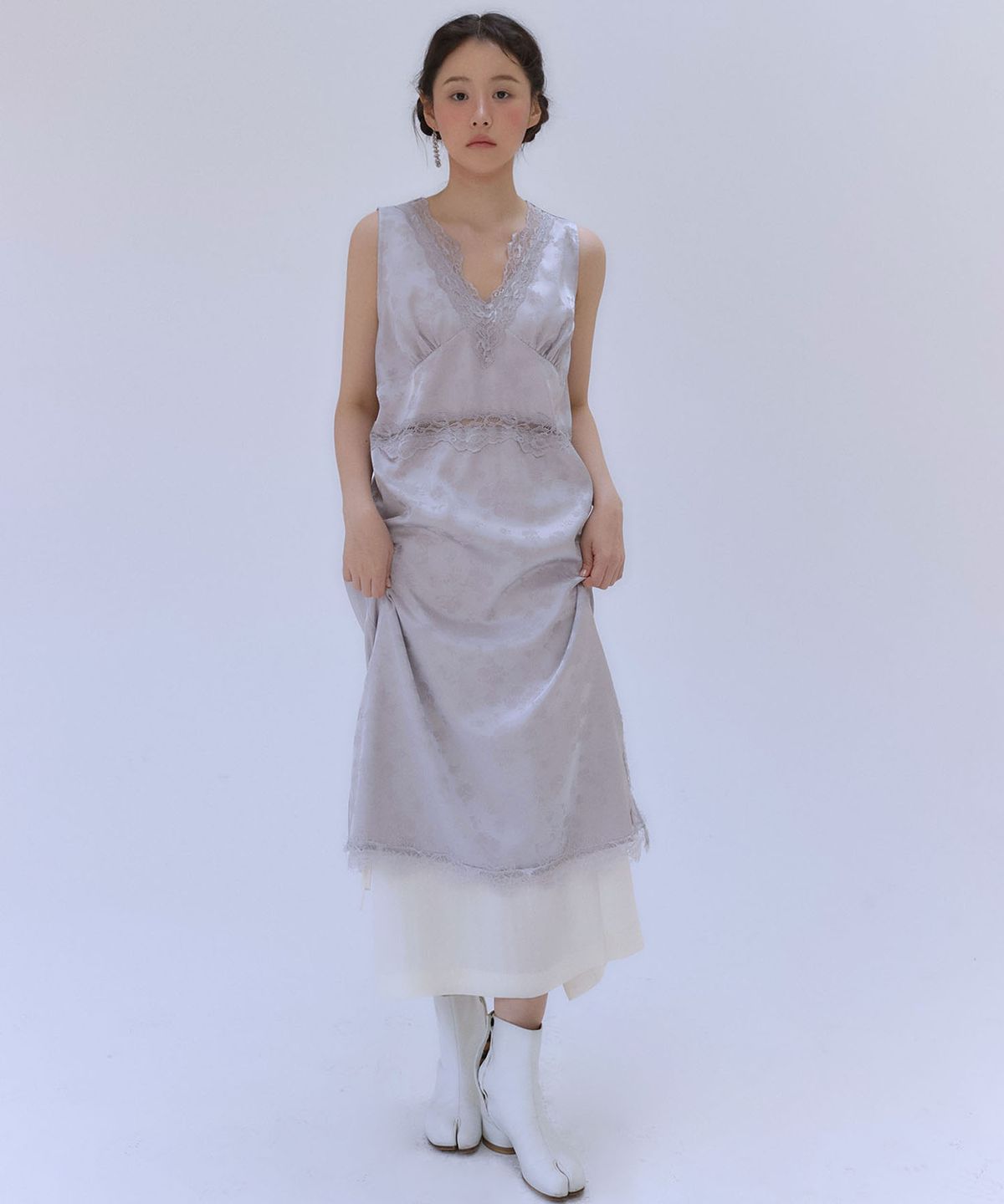 아우로(OURO) SATIN LACE LAYERED SLIP DRESS [ PALE GRAY ]