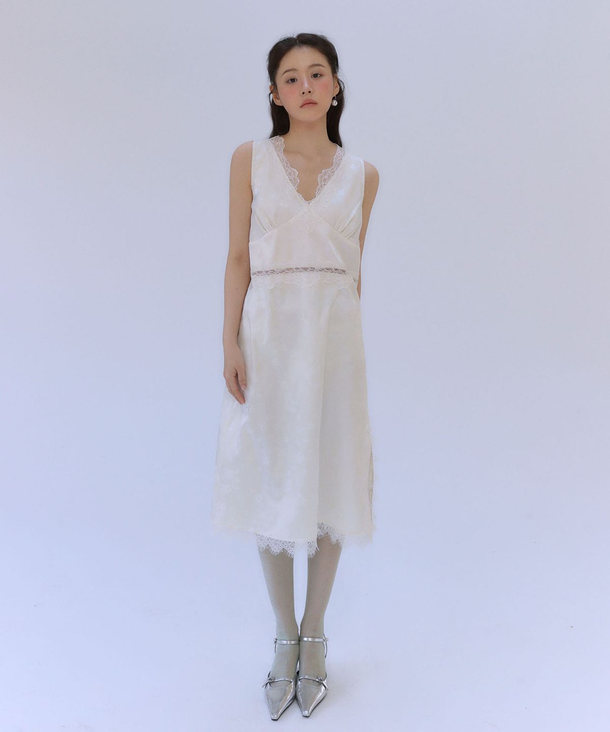 아우로(OURO) SATIN LACE LAYERED SLIP DRESS [ CREAM ]