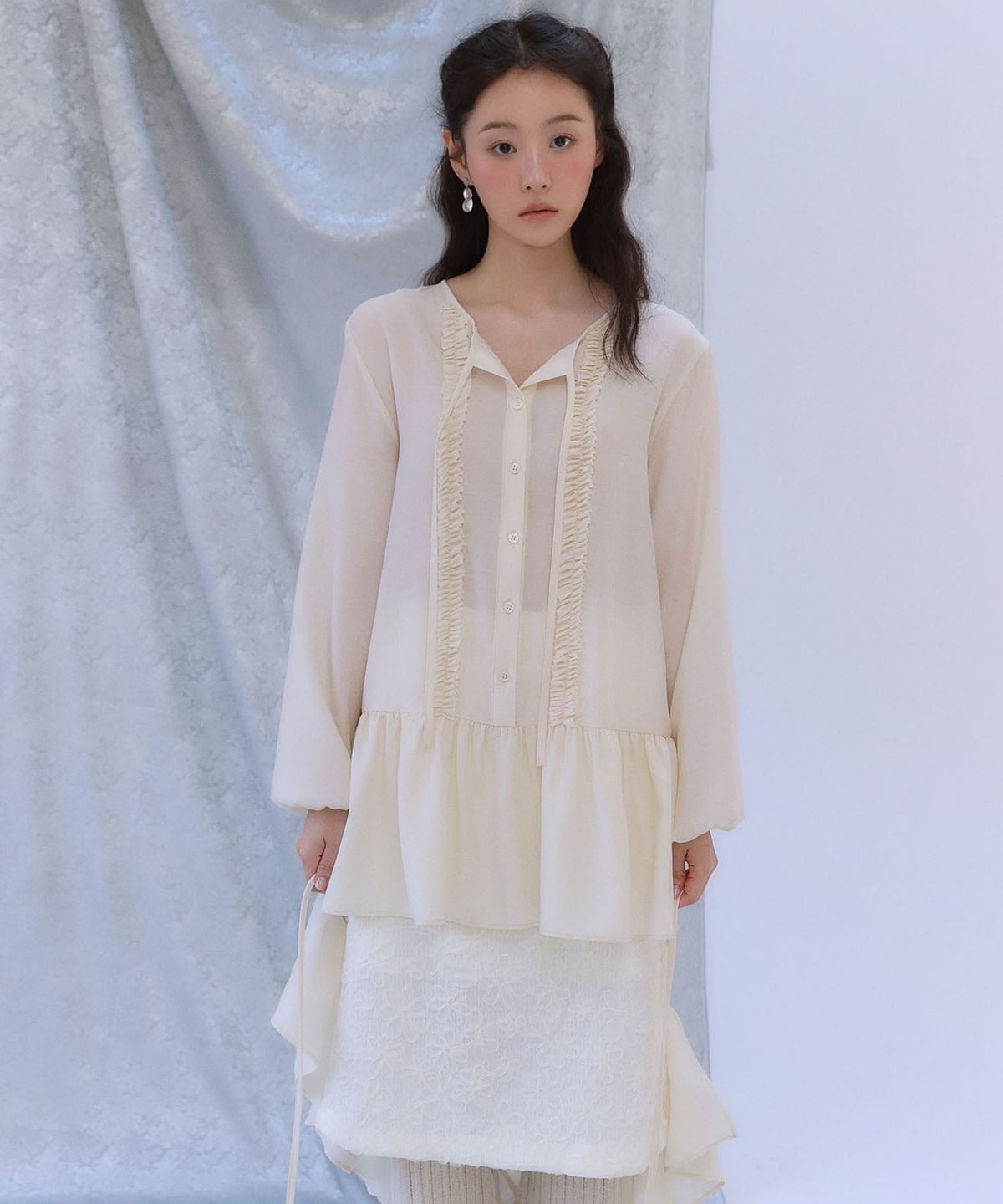 아우로(OURO) RUFFLE WRAP BLOUSE [ CREAM ]