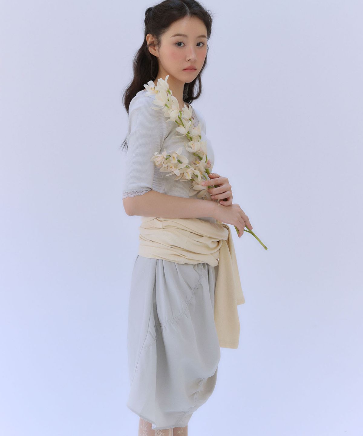 아우로(OURO) ESSENTIAL LACE SLIP TEE [ PALE BLUE ]