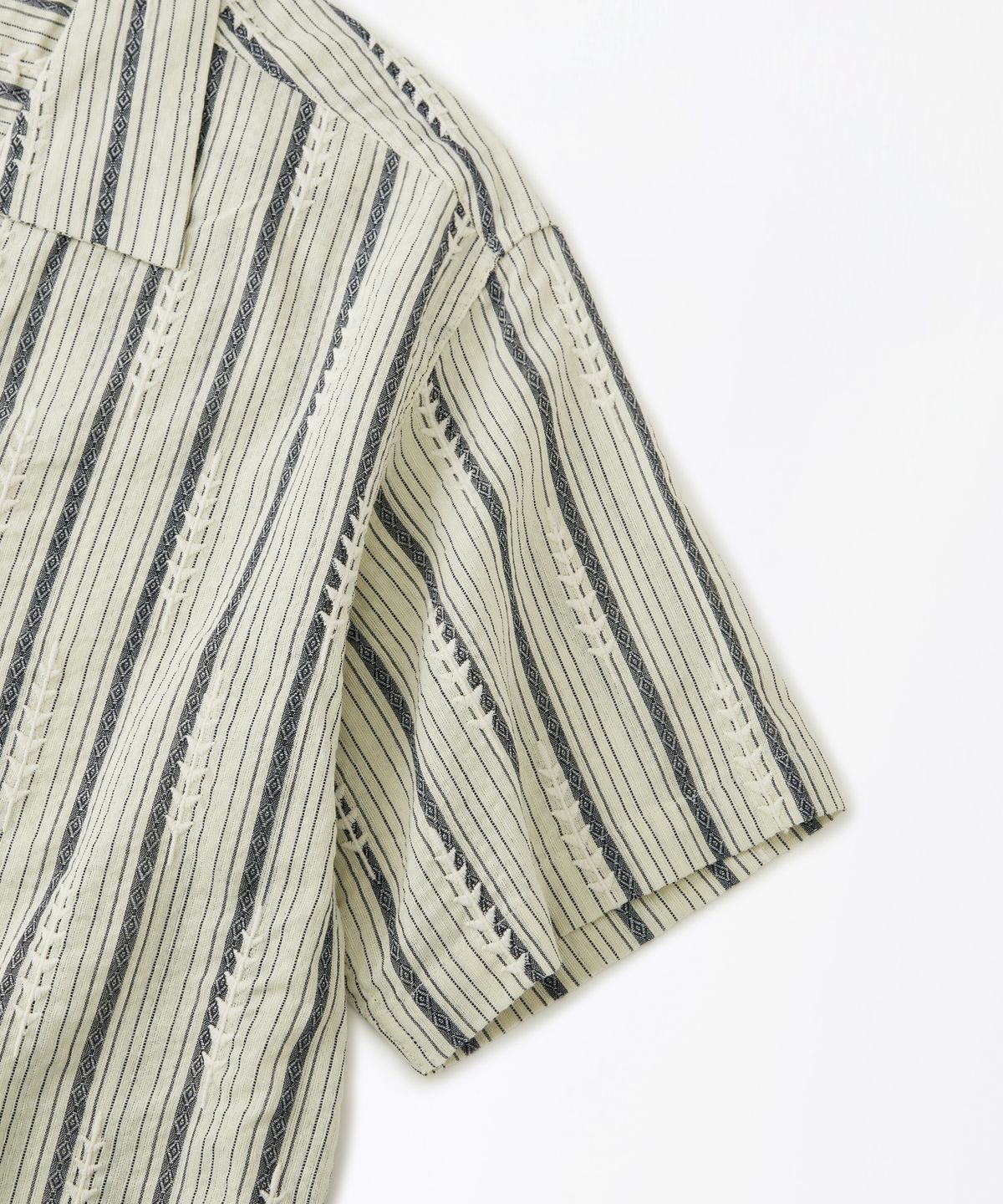 아웃스탠딩(OUTSTANDING) EMBROIDERY OPEN COLLAR HALF SHIRT_IVORY
