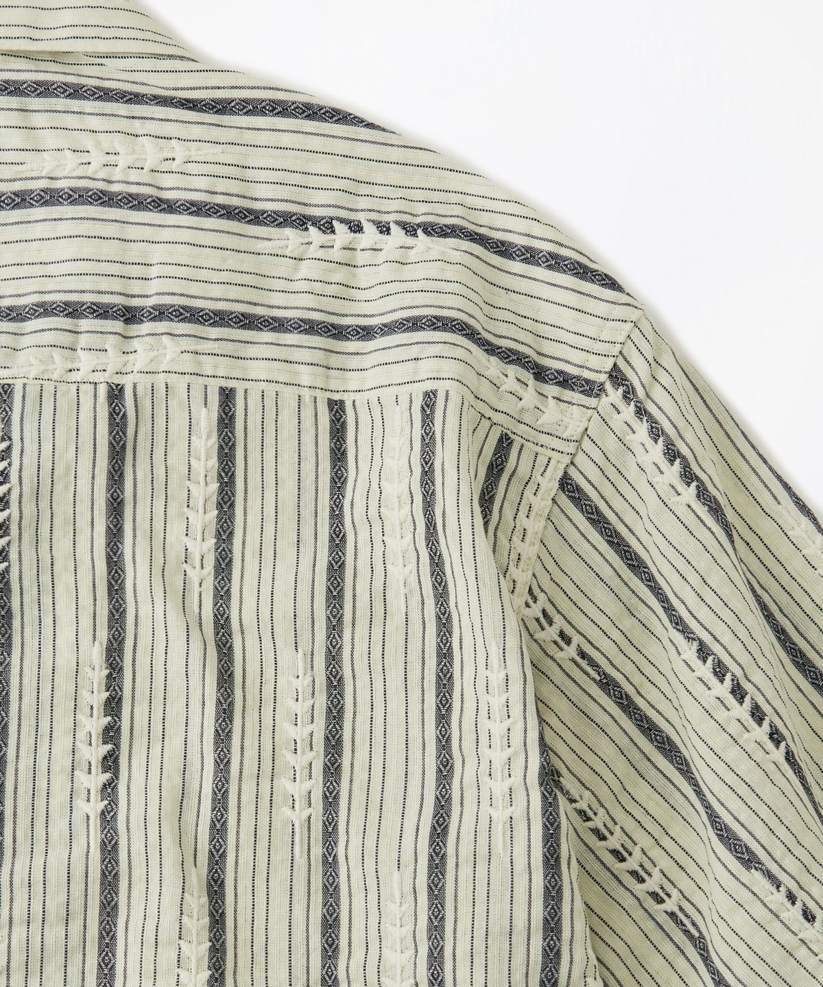 아웃스탠딩(OUTSTANDING) EMBROIDERY OPEN COLLAR HALF SHIRT_IVORY